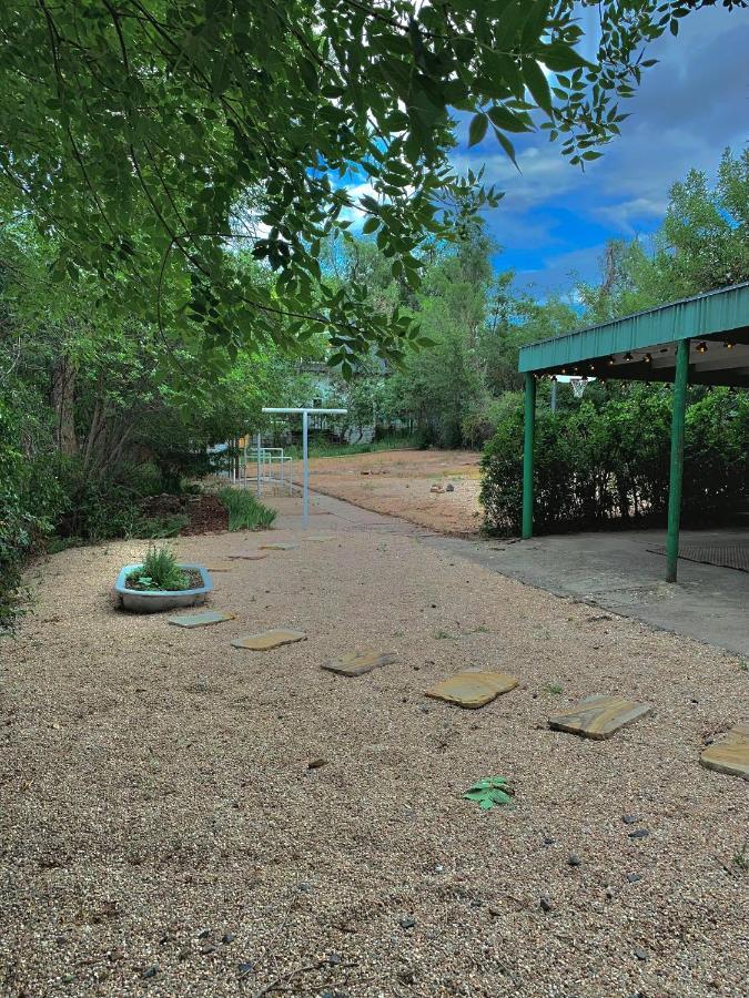 Newly Renovated Cozy Home Minutes From Broadmoor And Downtownコロラドスプリングス エクステリア 写真