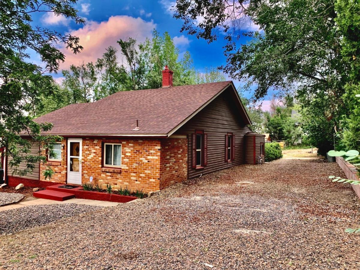 Newly Renovated Cozy Home Minutes From Broadmoor And Downtownコロラドスプリングス エクステリア 写真